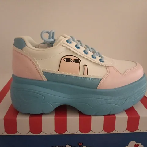 BOXED PAIR OF BOXED KETNIPZ X KOI BEAN SAYS HI CHUNKY TRAINERS - BLUE - SIZE 9
