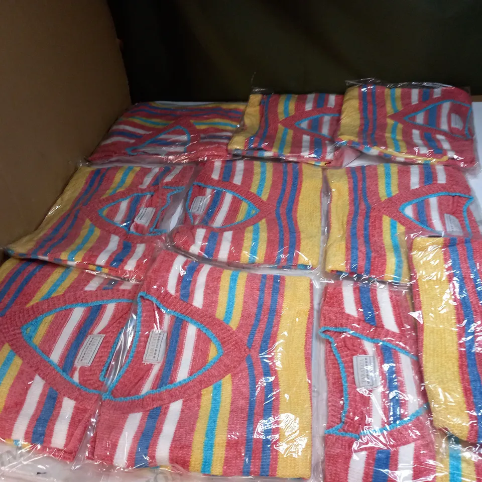 LOT OF APPROX 10 ASSORTED CLOTHING ITEMS IN VARIOUS SIZES