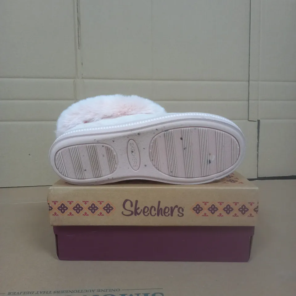 BOXED PAIR OF SKECHERS COZY CAMPFIRE SLIPPER IN BLUSH PINK SIZE 3