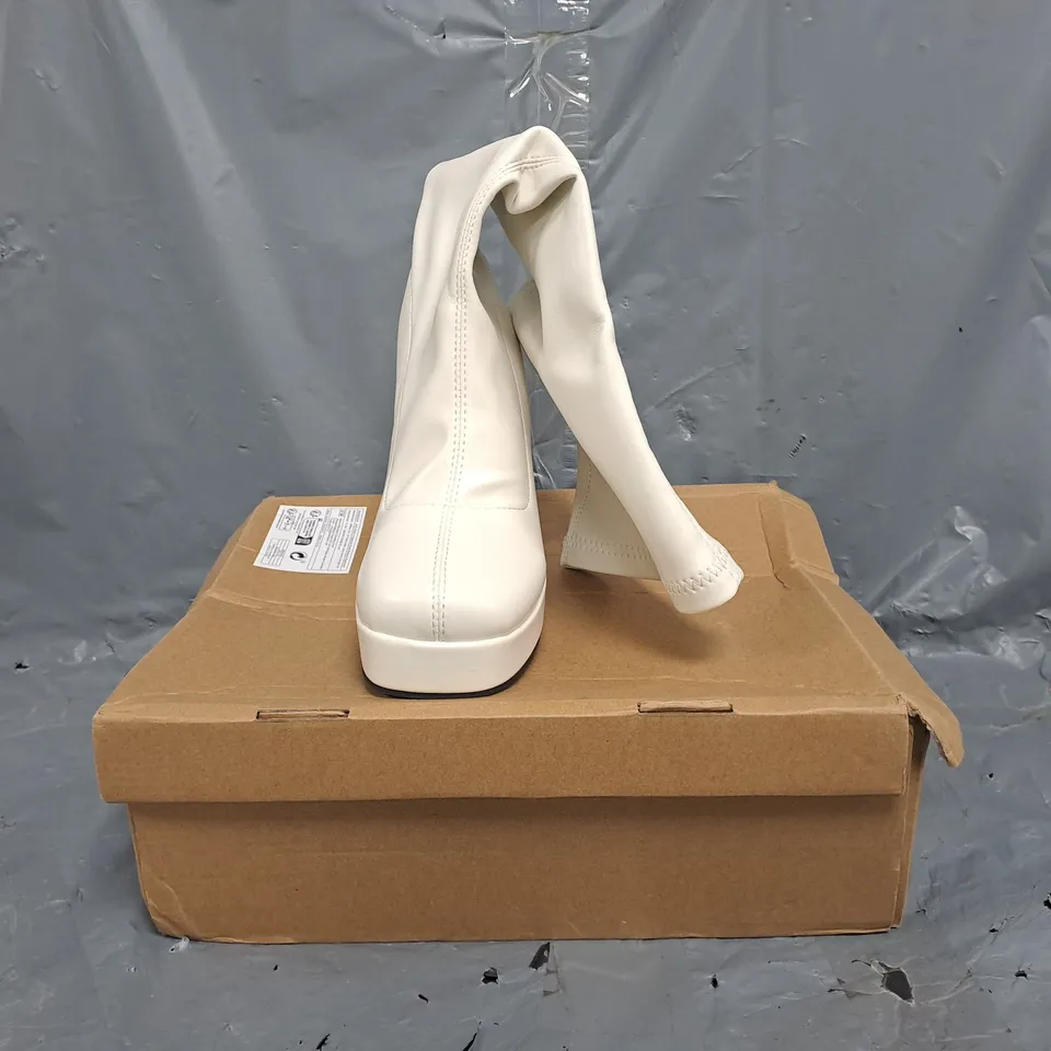 BOXED PAIR OF UNBRANDED BLOCK HEEL KNEE-HIGH BOOTS IN WHITE SIZE EU 37