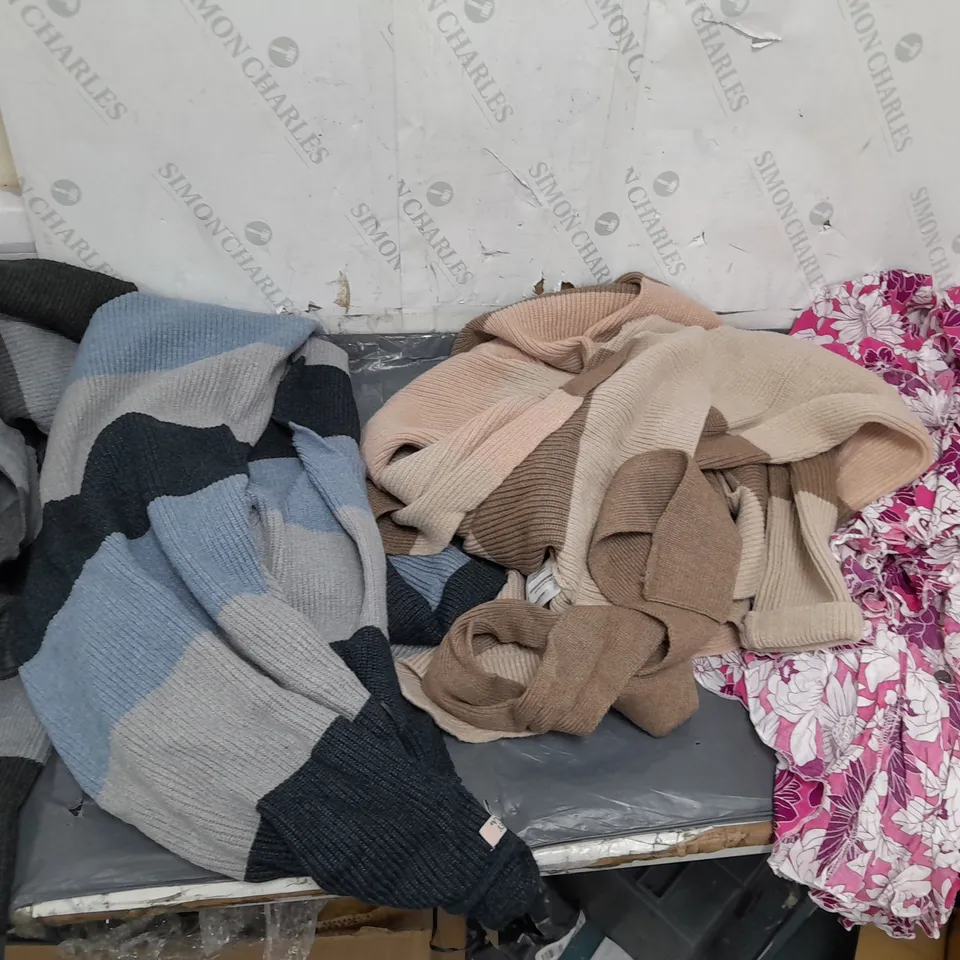 BOX OF APPROXIMATELY 10 ASSORTED PIECES OF CLOTHING IN VARIOUS STYLES, SIZES, AND BRANDS 