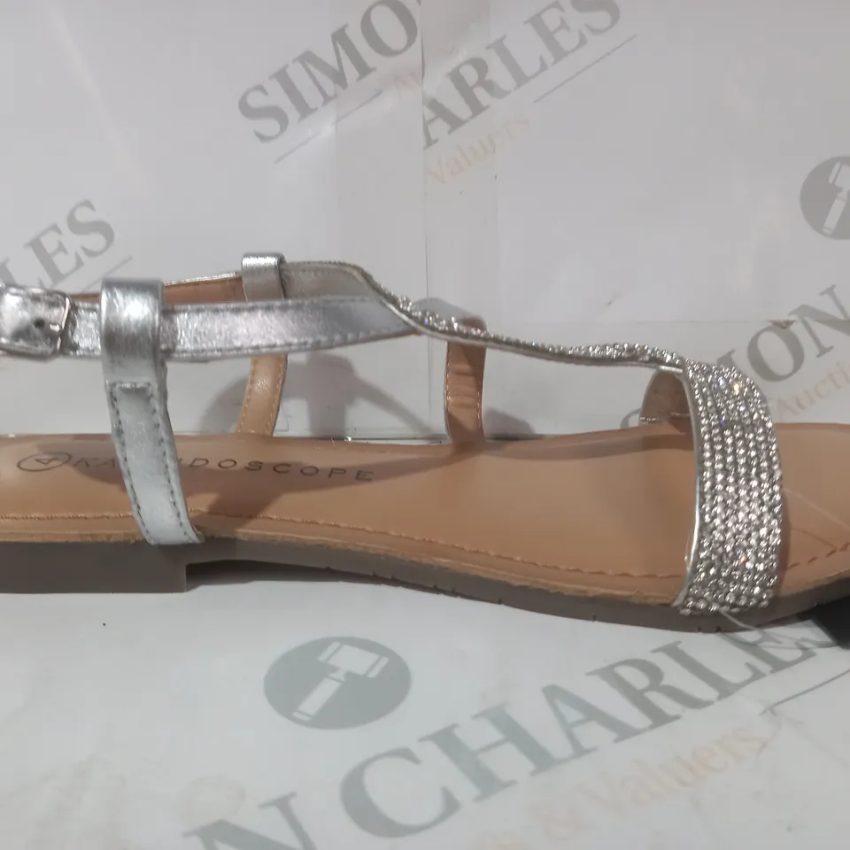 BOXED PAIR OF KALEIDOSCOPE OPEN TOE FLAT SANDALS IN METALLIC SILVER W. JEWEL EFFECT SIZE 4