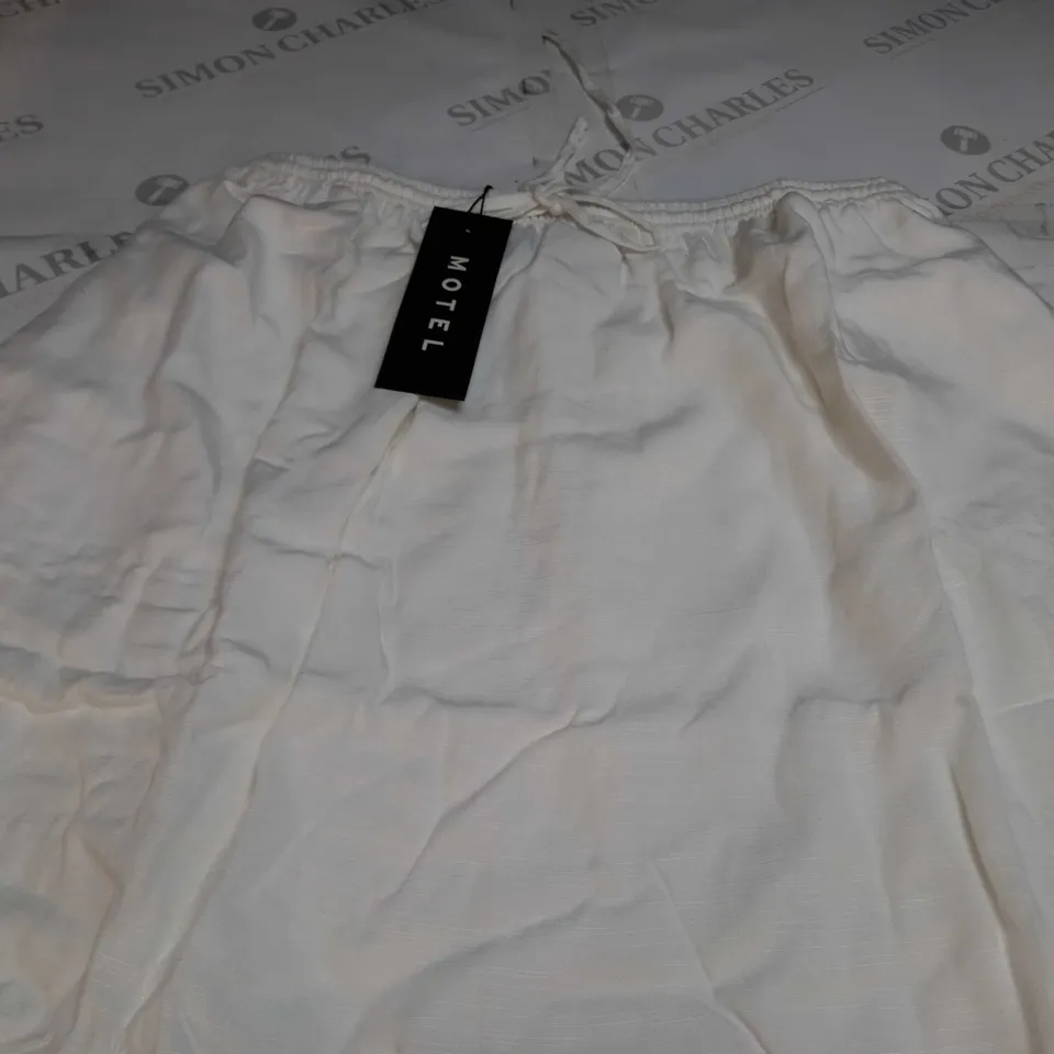 MOTEL IYANA MIDI SKIRT IN WHITE - SMALL