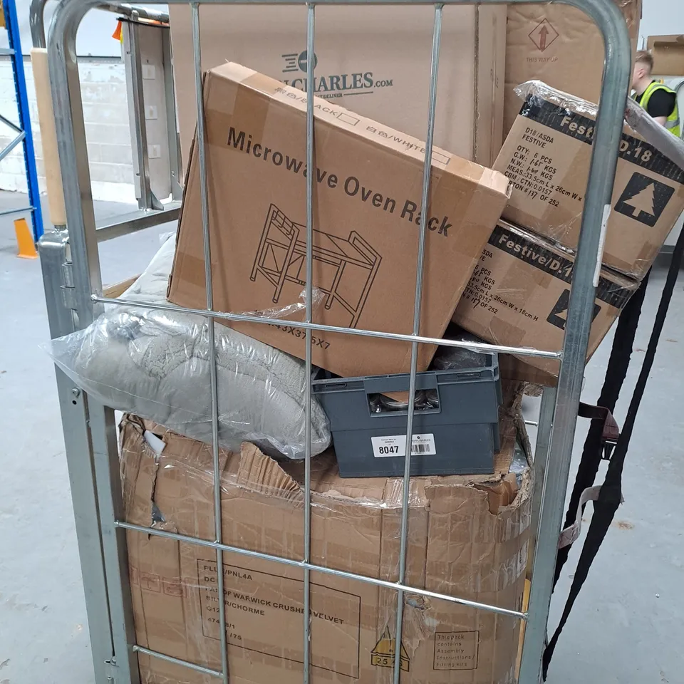 CAGE OF APPROX 10 ASSORTED ITEMS TOO INCLUDE FESTIVE STAR LIGHTS , MICROWAVE OVEN RACK , VELVET THROW , ETC