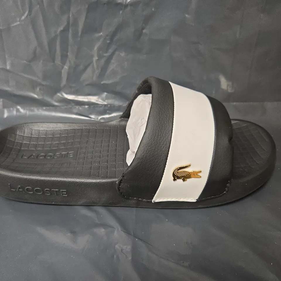 UNBOXED PAIR OF LACOSTE SERVE SLIDE HYBRIDS IN BLACK/WHITE - UK 8