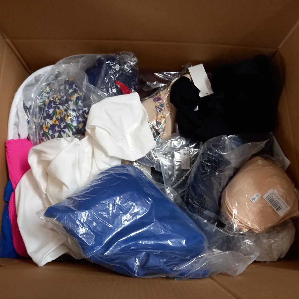 LOT OF APPROX 20 ASSORTED CLOTHING ITEMS TO INCLUDE DRESSES, SWIMWEAR AND TROUSERS 