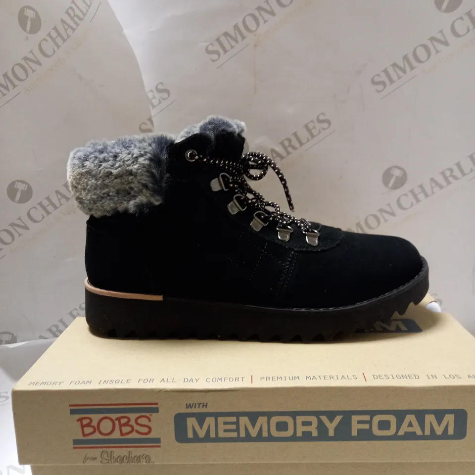 SKECHERS MOUNT HIKER SUEDE BOOTS - SIZE 5.5