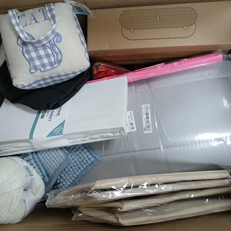 APPROXIMATELY 15 ASSORTED HOUSEHOLD ITEMS TO INCLUDE DOORSTOP, FITTED SHEET, WALLPAPER, ETC