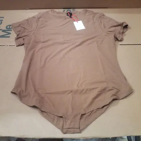 BOX CONTAINING APPROXIMATELY 20 BRAND NEW MAGISCULPT COFFEE TSHIRT BODY - SIZE 22