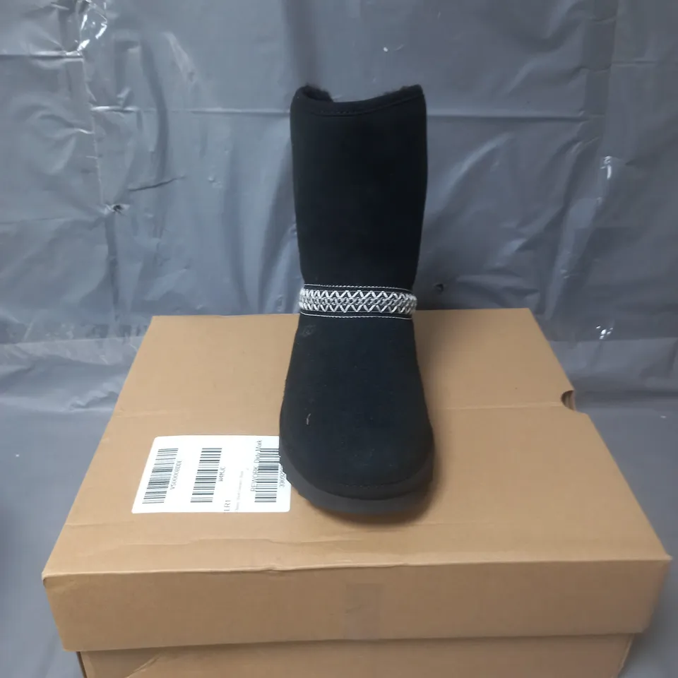 UGG WOMENS CLASSIC SHORT CRESCENT BOOT - BLACK - 6 RRP £170