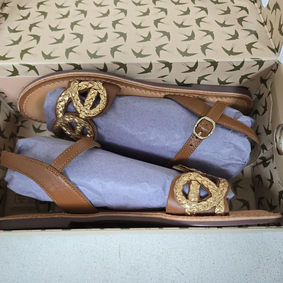 RAVEL RLP764 TAN/GOLD LEATHER SANDALS – UK 7 (EUR 40)