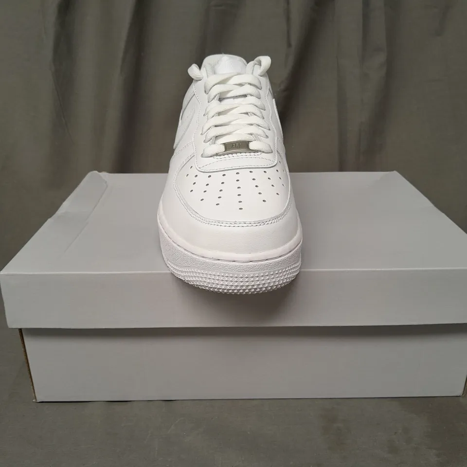 BOXED PAIR OF NIKE AIR FORCE 1 '07 SHOES IN WHITE UK SIZE 8.5