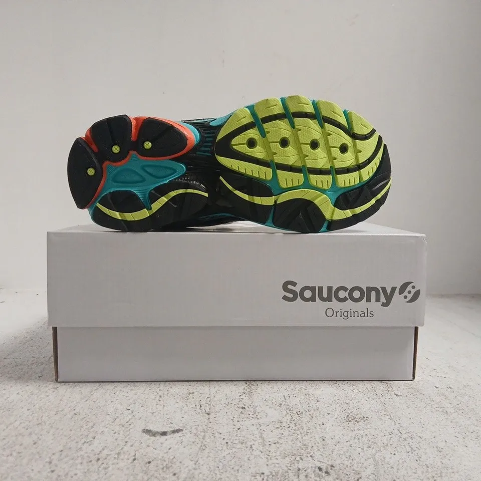BOXED PAIR OF SAUCONY PRO GRID OMNI 9 TRAINERS IN WHITE/MULTI SIZE UK 3.5