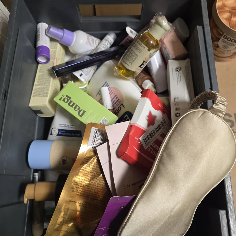 APPROXIMATELY 15 ASSORTED HEALTH & BEAUTY PRODUCTS TO INCLUDE JULIETTE HAS A GUN FRAGRENCE, SOLTAN SUNCREAM, GARNIERHOT HONEY BLONDE HAIR DYE ETC - COLLECTION ONLY