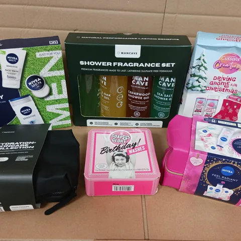 APPROX 12 ASSORTED BEAUTY GIFT SETS TO INCLUDE MANCAVE, NIVEA MEN, SOAP&GLORY, ETC