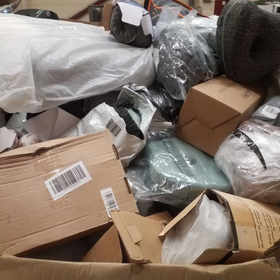 PALLET CONTAINING ASSORTED PILLOWS & CUSHIONS