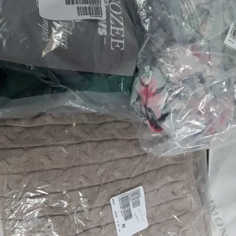 BOX OF ASSORTED ITEMS TO INCLUDE - COZEE PAWS JUMPER - PIPER FLORAL PJ SET -MARL START JUMPER