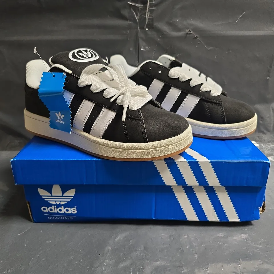 BOXED PAIR OF ADIDAS CAMPUS 00S TRAINERS IN BLACK/WHITE SIZE UK 5