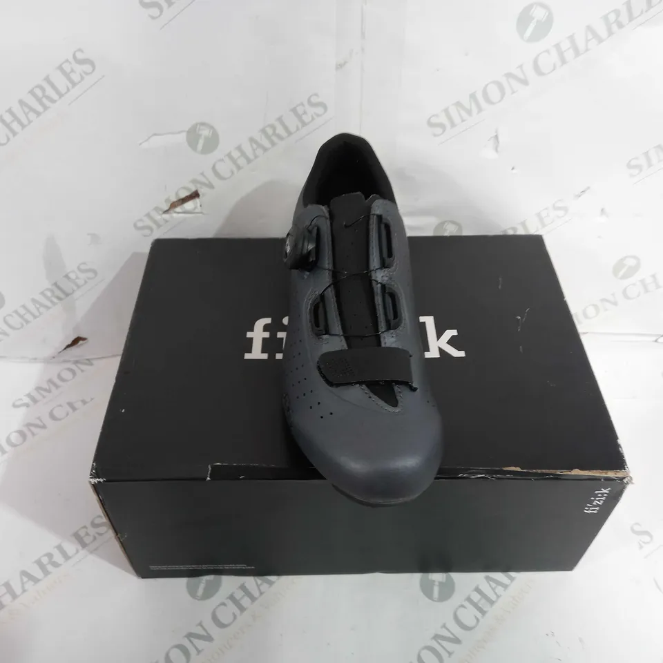 BOXED PAIR OF FI'ZI:K TEMPO OVERCURVE R5 SHOES IN METALLIC GUN METAL/BLACK - UK SIZE 6.5