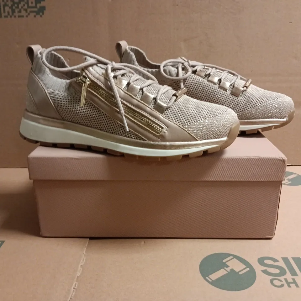 BOXED PAIR OF CARVELA PACE ZIP KNIT TRAINERS IN TAUPE SIZE EU 42