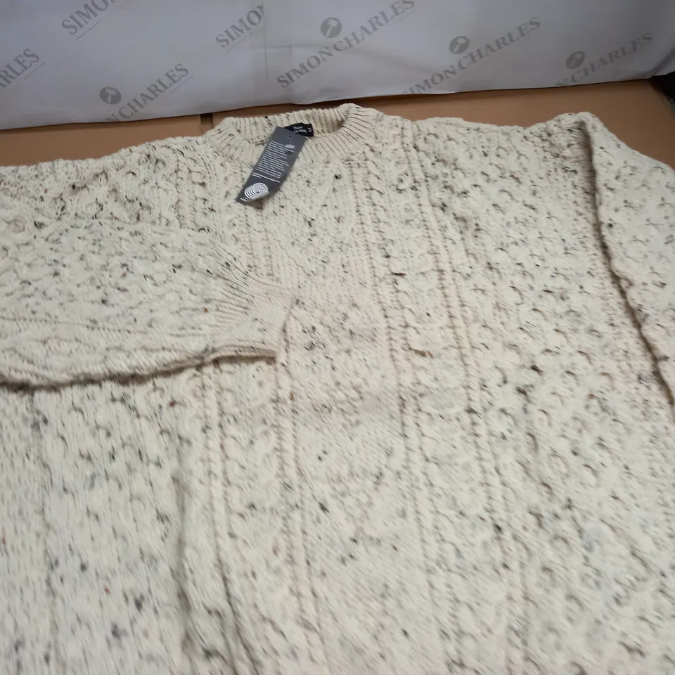 LOT OF 10 AS NEW PURE NEW WOOL KNITTED CREW JUMPERS - ALL M