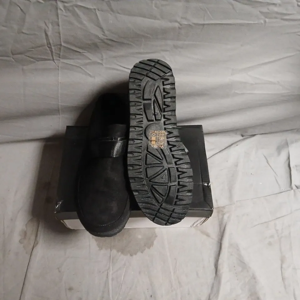 BLACK VELCRO-STRAP SHOES – UK 7 (EU 40)