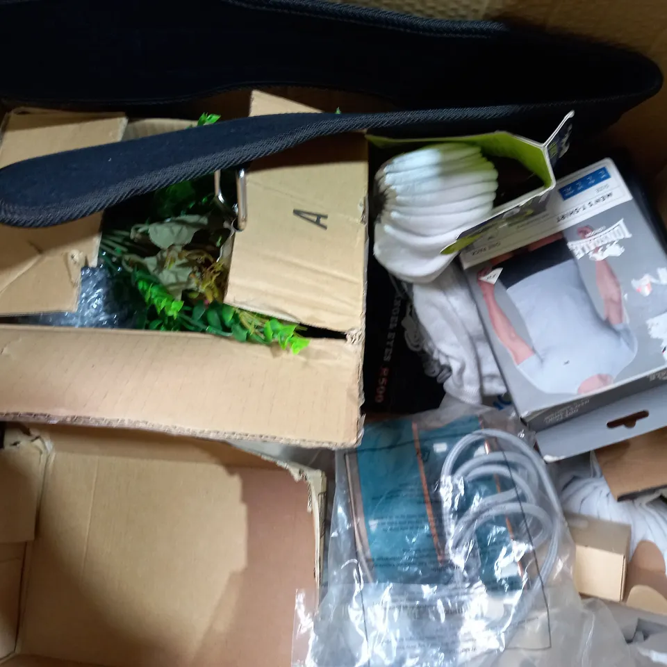 BOX OF APPROXIMATELY 15 ASSORTED HOUSEHOLD ITEMS TO INCLUDE MULTIFUNCTIONAL CLEANING INSTRUMENT, EARLY EDUCATION DEVICE, ASHTRAY, ETC