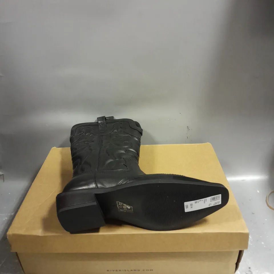 BOXED PAIR OF RIVER ISLAND HORACE BOOTS IN BLACK SIZE UK 6