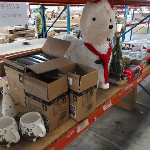 LOT CONTAINING CHRISTMAS ITEMS INCLUDING: DECORATIONS, CHRISTMAS CRACKERS, BAUBLES, CHRISTMAS LIGHTS, MUGS