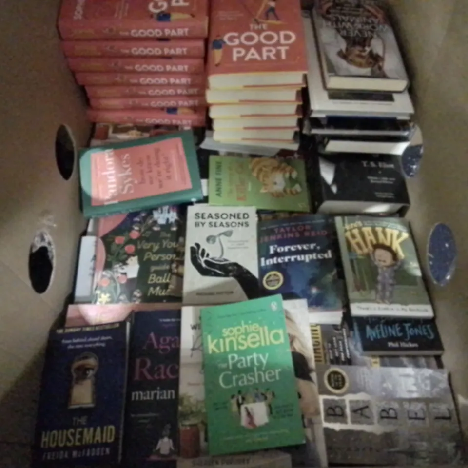 LARGE QUANTITY OF ASSORTED BOOKS TO INCLUDE RETRO CAMERA GUIDE, SOPHIE COUSINS THE GOOD PART AND KETO MEAL PREP