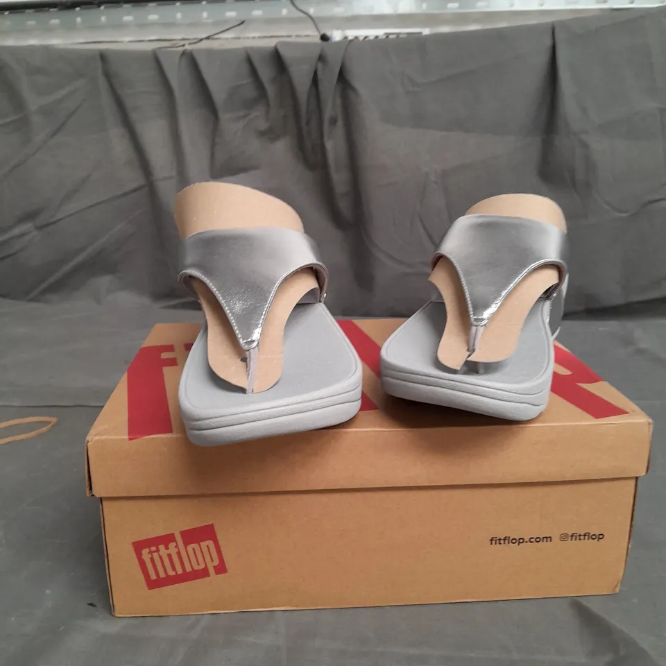 BOXED PAIR OF FITFLOP WOMENS LULU LEATHER TOEPOST SILVER SIZE 8