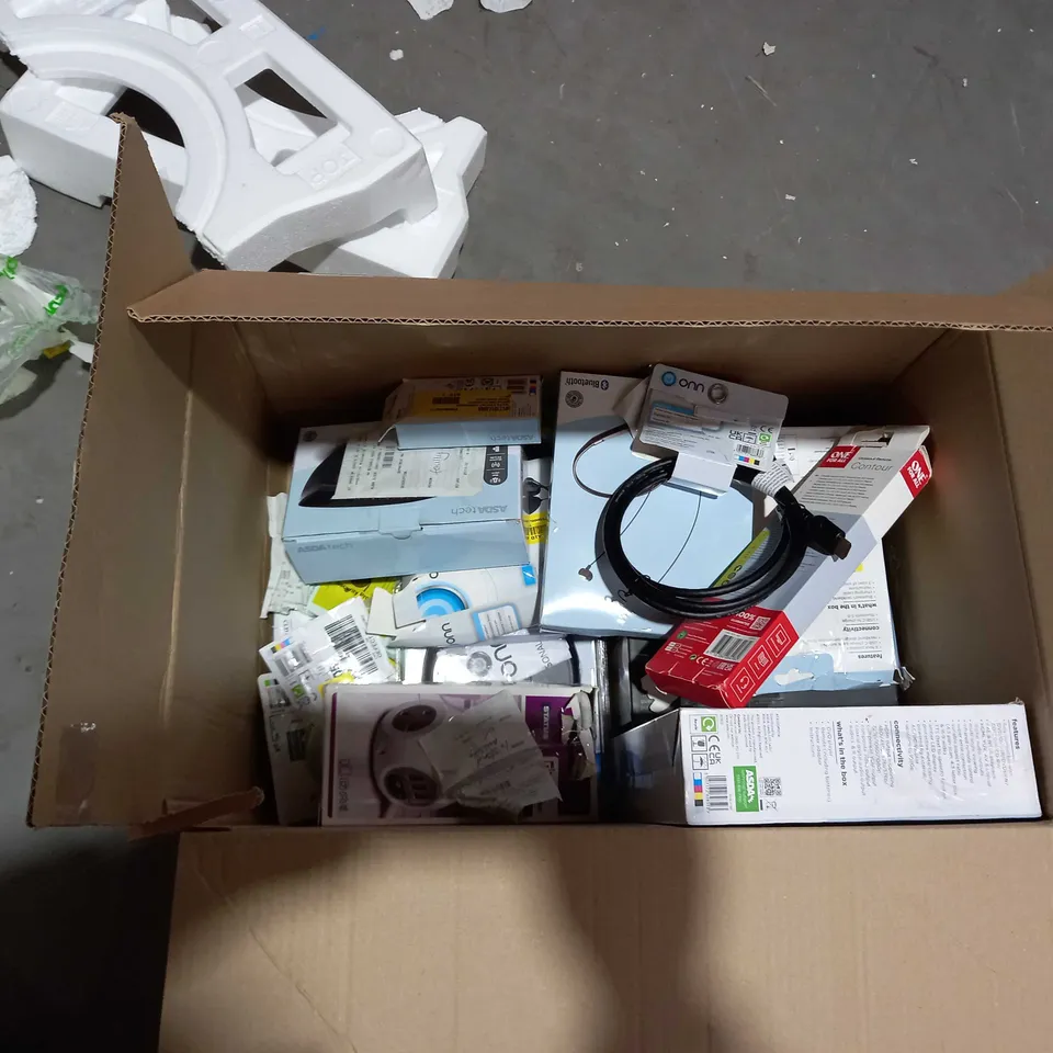 BOX OF APPROXIMATELY 15 ASSORTED ITEMS TO INCLUDE A 3IN1 MULTI-STRAND, A GAMING HEADSET, A WIRELESS SILENT KEYBOARD AND A BLUERAY DISC PLAYER