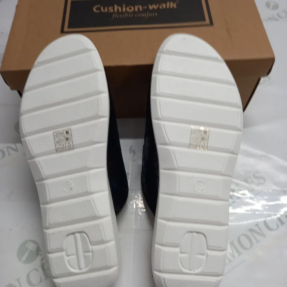 BOXED PAIR OF CUSHION WALK BLACK STRAPPY SANDALS - SIZE 7