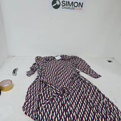 BOX OF APPROXIMATELY 30 ASSORTED CLOTHING TO INCLUDE: TAMSY BLOUSE