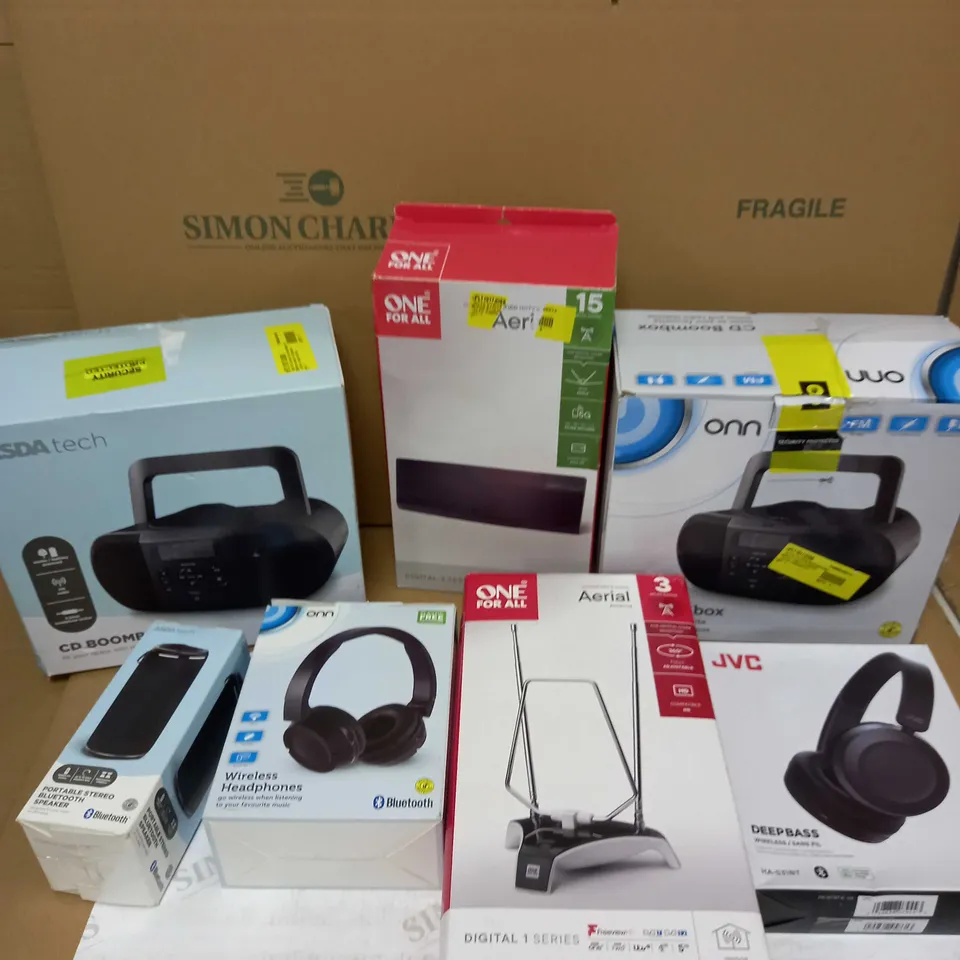 LOT OF APPROXIMATELY 10 ELECTRICAL ITEMS TO INCLUDE CD BOOMBOX, WIRELESS HEADPHONES, ONE FOR ALL INDOOR AERIAL ETC