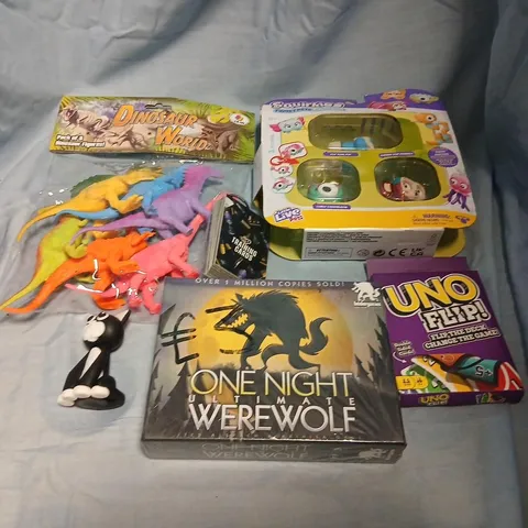 LARGE QUANTITY OF ASSORTED TOYS AND ACCESSORIES TO INCLUDE; CREP TRADING CARDS, SQUIRKIES FIDGET PETS, DINOSAUR WORLD FIGURES, UNO FLIP AND ONE NIGHT ULTIMATE WAREWOLF