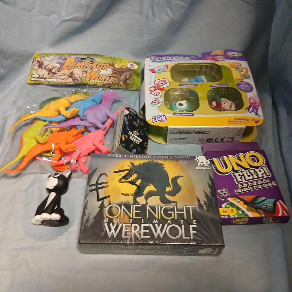 LARGE QUANTITY OF ASSORTED TOYS AND ACCESSORIES TO INCLUDE; CREP TRADING CARDS, SQUIRKIES FIDGET PETS, DINOSAUR WORLD FIGURES, UNO FLIP AND ONE NIGHT ULTIMATE WAREWOLF