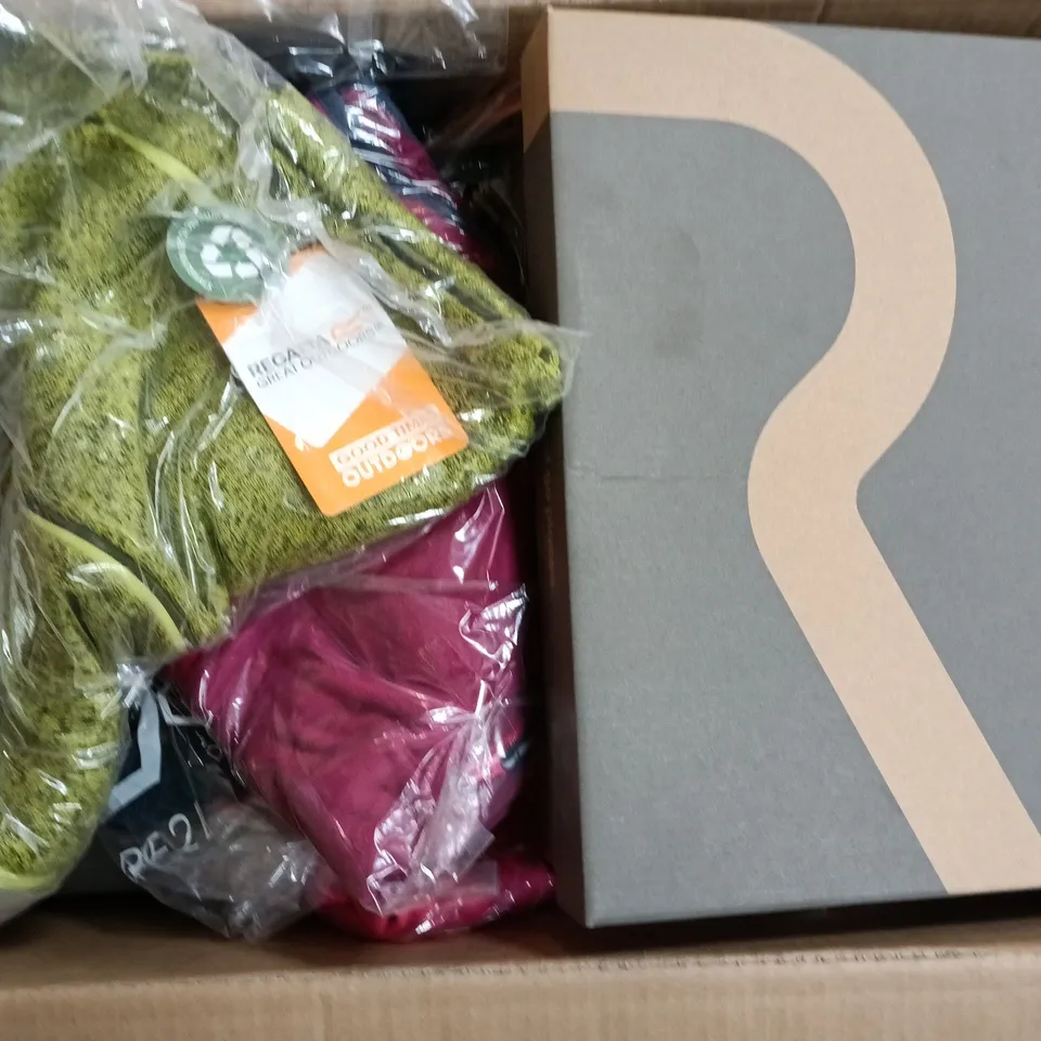 APPROXIMATELY 25 BRAND NEW REGATTA/DARE2B KIDS CLOTHING ITEMS IN VARIOUS SIZES, STYLES & COLOURS TO INCLUDE LEXYNE DRESS, HEWLEY, MORITZ SNOW BOOT JNR, ETC