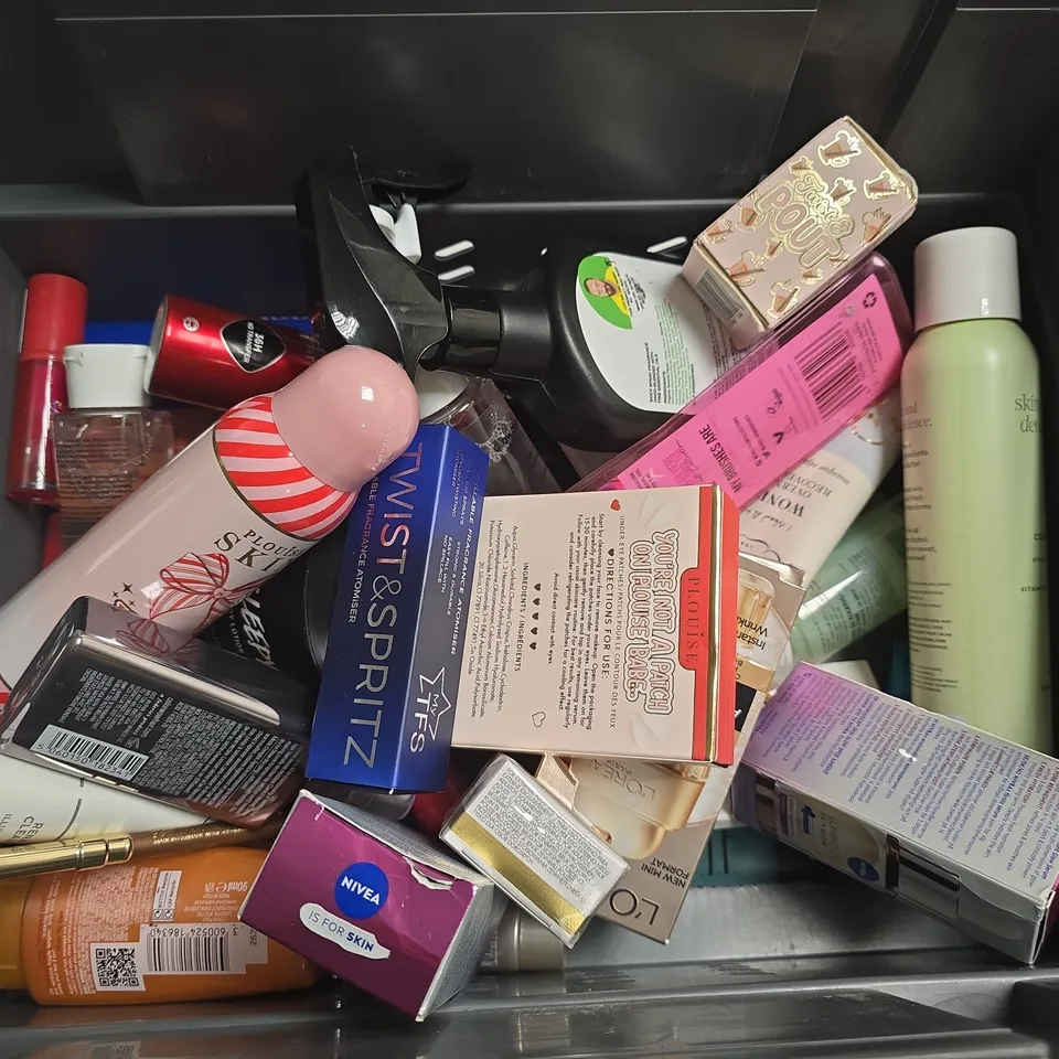 APPROXIMATELY 15 ASSORTED HEALTH & BEAUTY PRODUCTS TO INCLUDE PLOUISE LOVE AT FIRST PATCH, GEM COOL FRESH, WOW DREAM COAT, ETC - COLLECTION ONLY