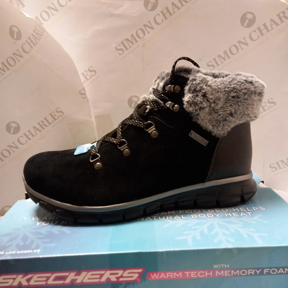 SKECHERS SYNERGY LACE BOOTS - SIZE 8