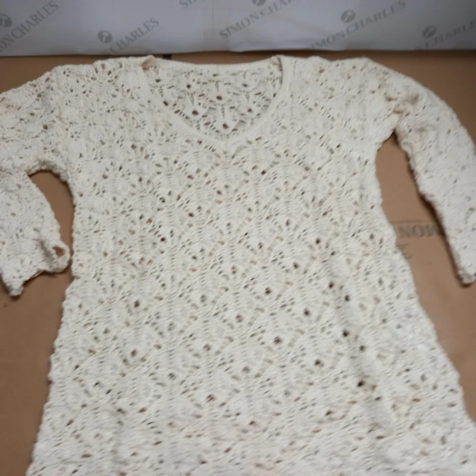 LOT OF 20 BAGGED AS NEW TEXTURED KNIT V-NECK JUMPERS IN ECRU - SIZE 1
