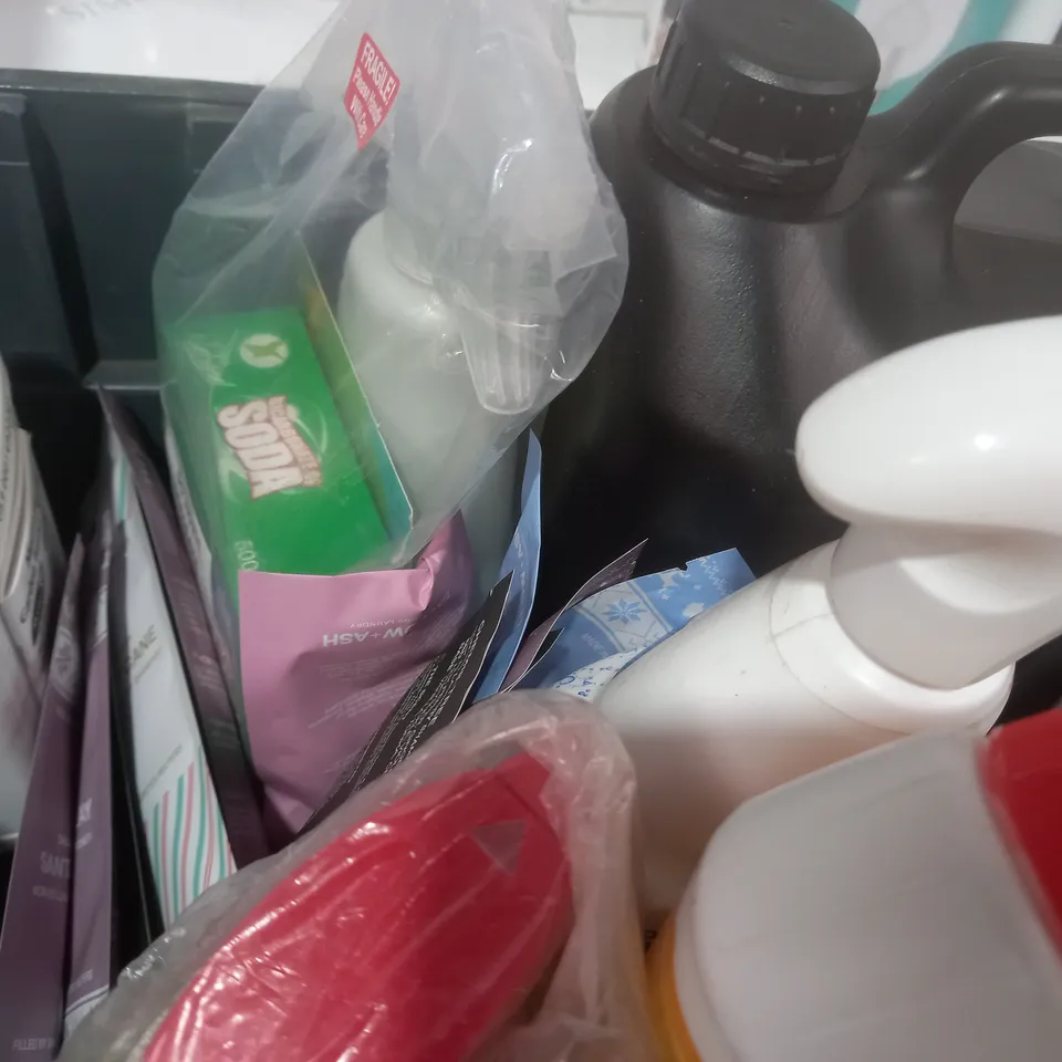 APPROXIMATELY 5 ASSORTED HOUSEHOLD ITEMS TO INCLUDE BIOSECT MITE SPRAY, MOTION SENSOR LIGHT BULBS, SPIRIT OF SALTS, ETC - COLLECTION ONLY