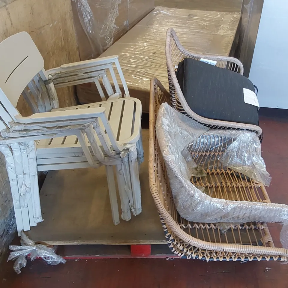 PALLET CONTAINING 4x STACKABLE CHAIRS AND OTHER ASSORTED OUTDOOR CHAIR PARTS 