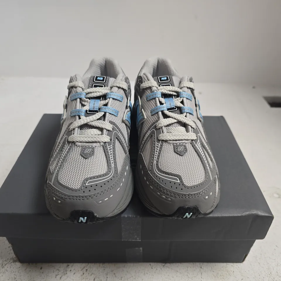 BOXED PAIR OF NEW BALANCE 1906R RUNNING SHOES – GREY/BLUE, MEN'S UK 3