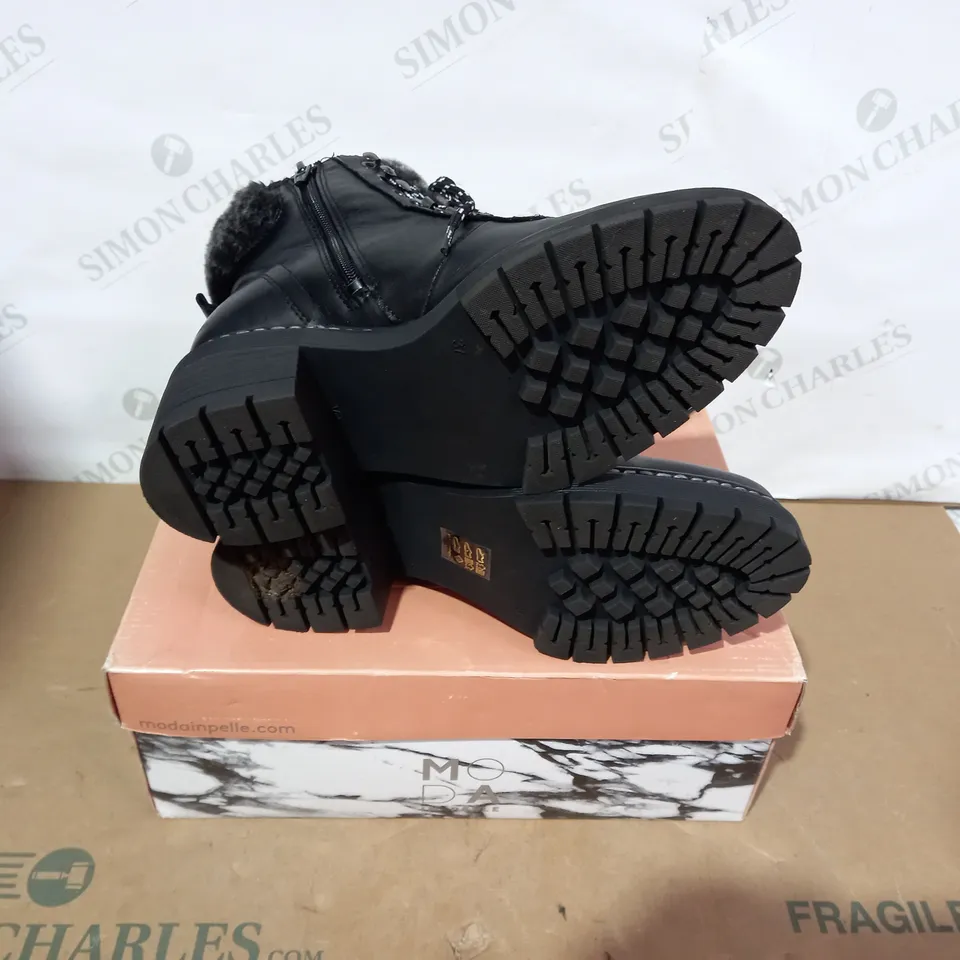 BOXED PAIR OF MODA IN PELLE BLACK BOOTS- SIZE 37