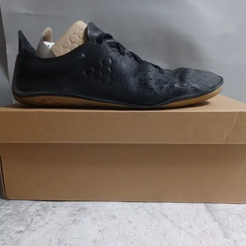 BOXED PAIR OF VIVO BAREFOOT SHOES IN BLACK SIZE UK 11