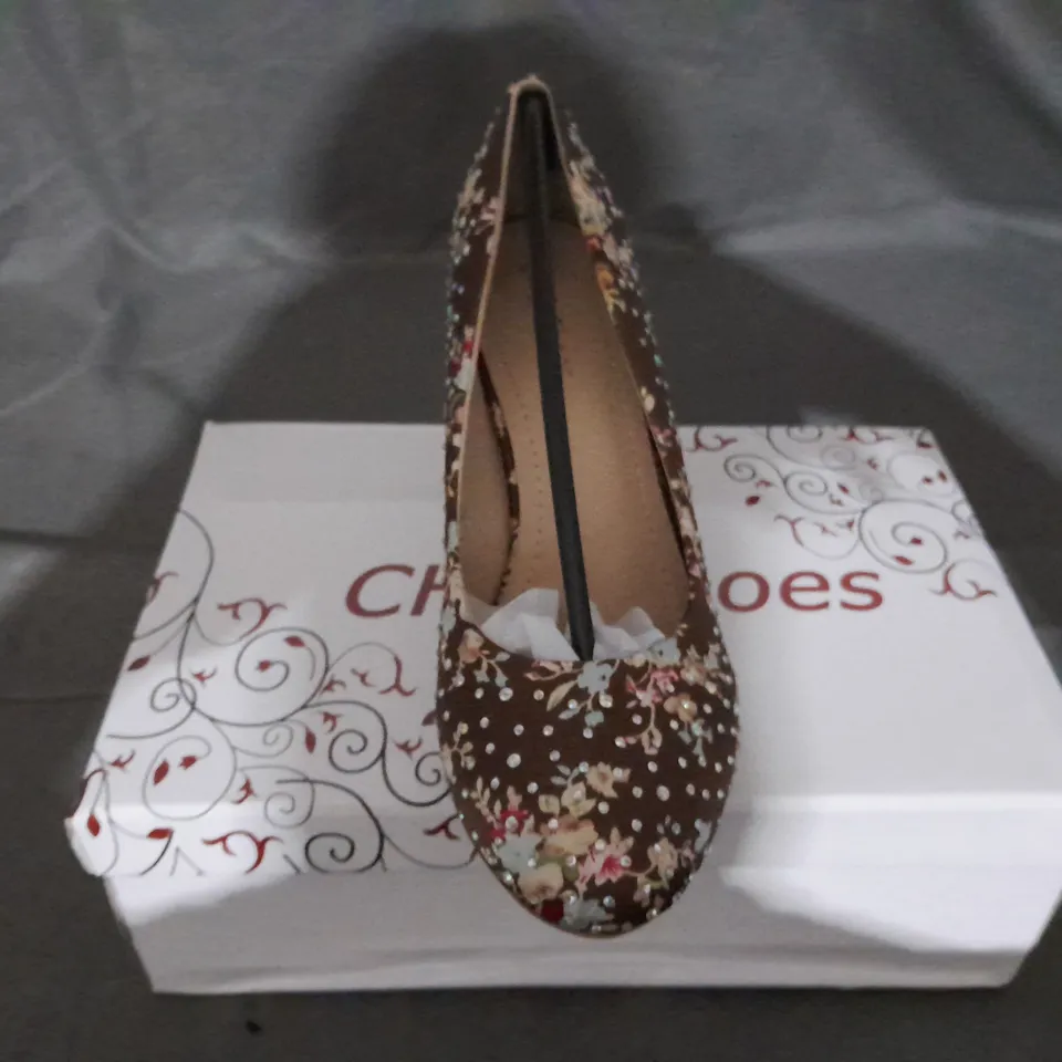 APPROXIMATELY 12 BOXED PAIR OF WEDGE SHOES IN VARIOUS SIZES TO INCLUDE SIZE 36EU