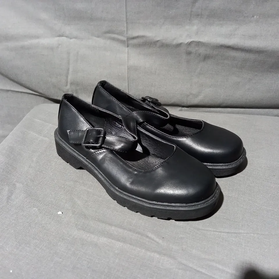 APPROXIMATELY 20 PAIRS OF LILLEY GIRLS SCHOOL SHOE IN BLACK SIZE 2