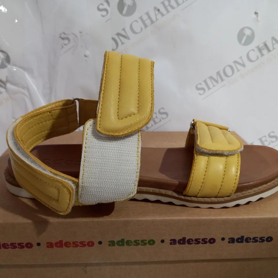 BOXED PAIR OF ADESSO LEATHER OPEN TOE FLAT SANDAL - SIZE 7