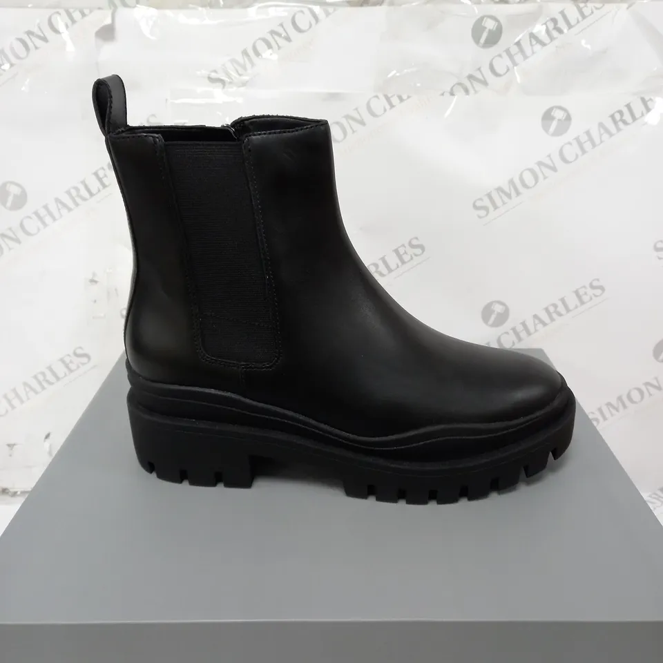 BOXED VOINIC KARSEN AMK BOOTS IN BLACK - SIZE 6